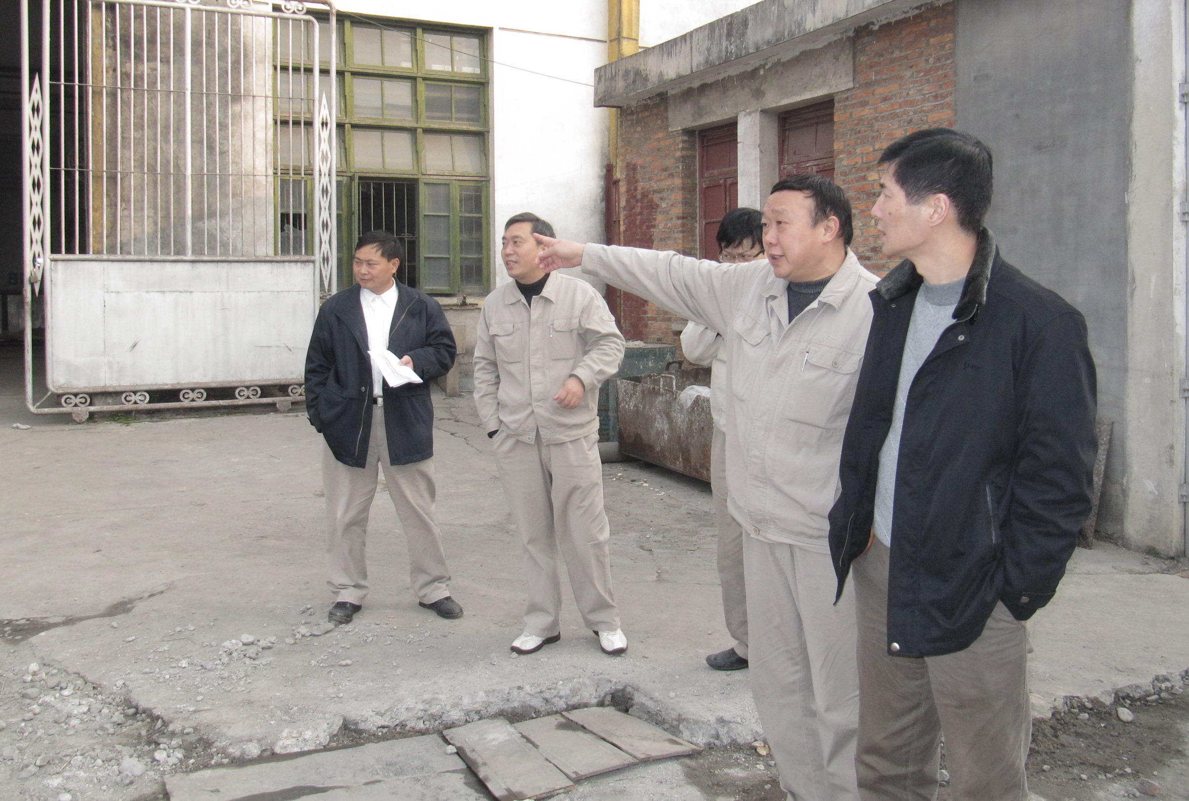 圖為檢查組在化纖集團(tuán)機械公司堆料場檢查整改情況
